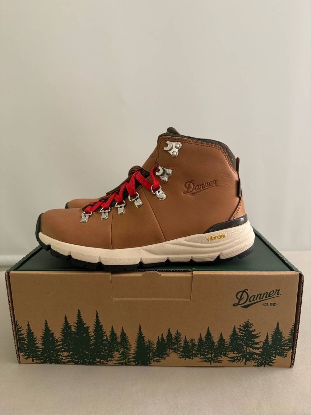 Danner Mountain 600 Women's Saddle Tan Boots with Red Laces - Picture 8 of 14